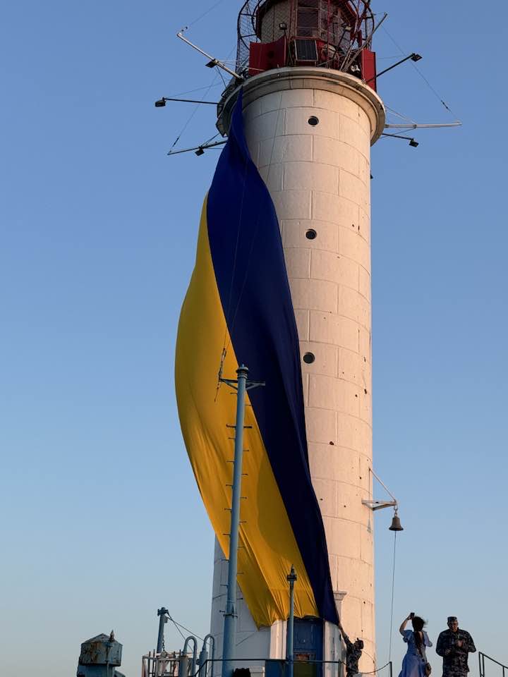 Над Одещиною підняли багатометровий жовто-блакитний стяг