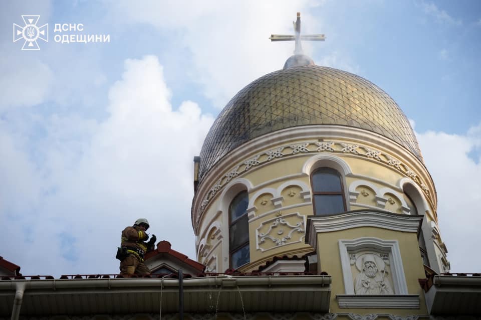 На Одещині через влучання блискавки загорівся храм