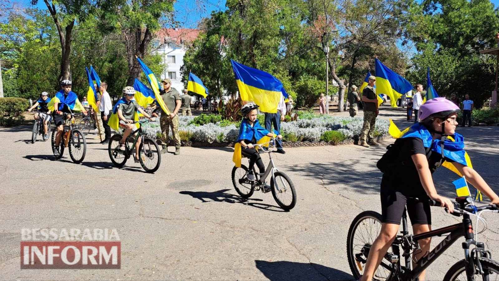 Захоплююча патріотична акція, велопробіг та цікава виставка: як в Аккермані відзначили День Державного Прапора (фото)