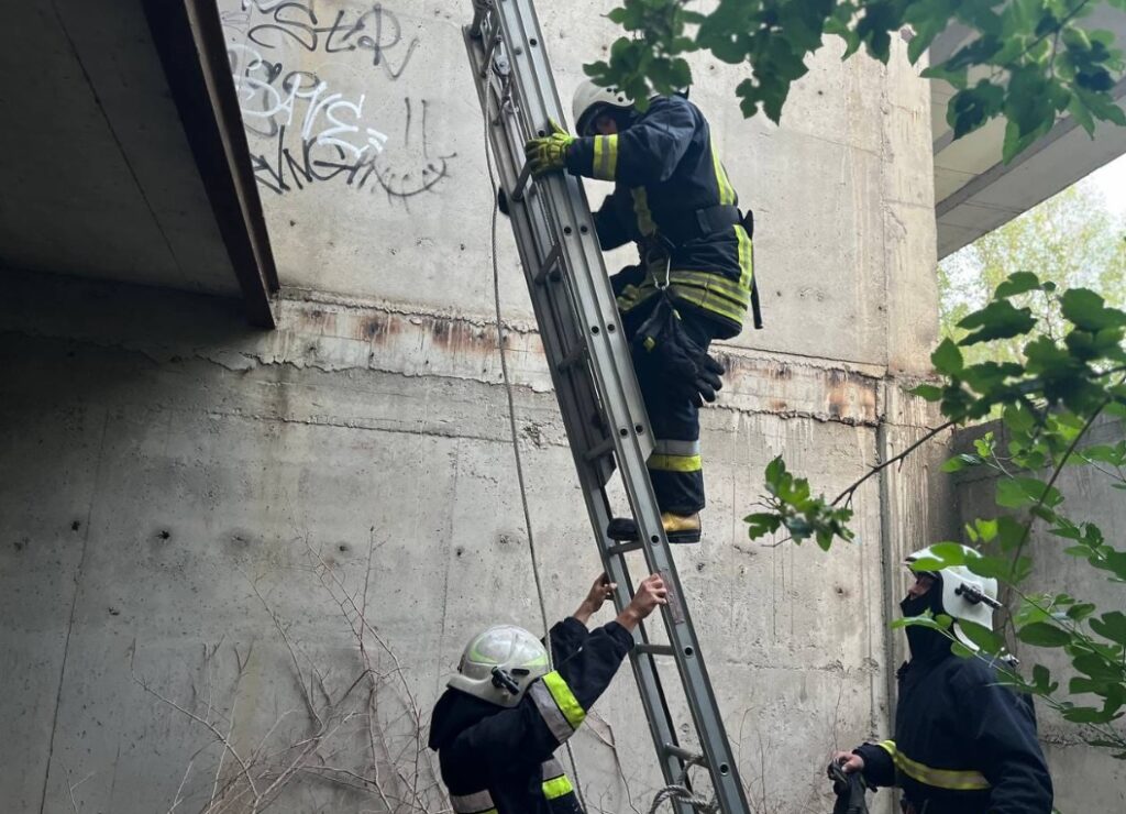 Дозвілля, яке могло закінчитися трагічно: в Аккермані рятувальники зняли 11-річного хлопчика з другого поверху недобудови