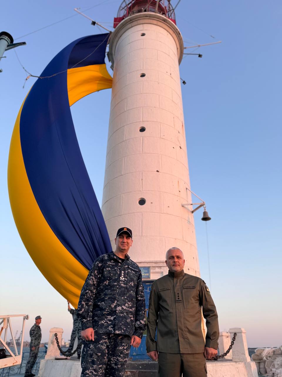 Над Одещиною підняли багатометровий жовто-блакитний стяг