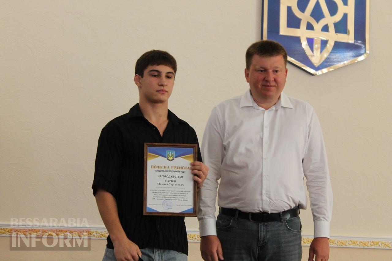 В Арцизі під час церемонії нагородження до Дня міста лікарю подарували квартиру