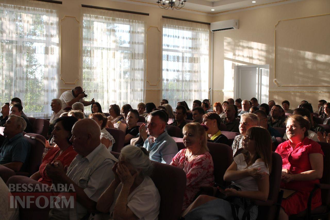 В Арцизі під час церемонії нагородження до Дня міста лікарю подарували квартиру