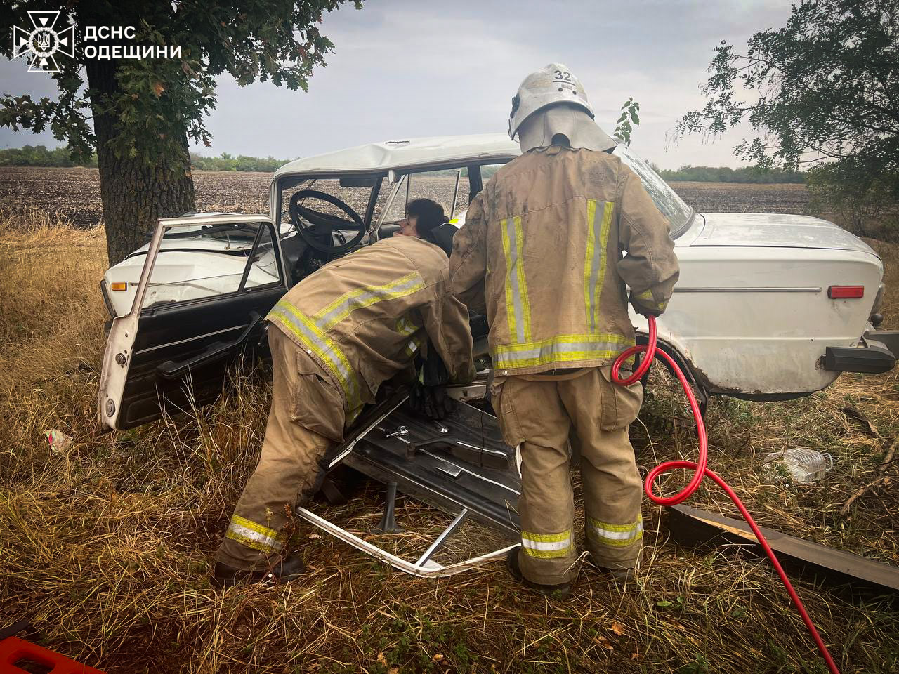 На Одещині після ДТП жінка опинилася заблокованою в понівеченій автівці