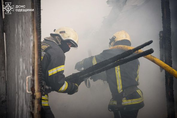 Рятувальники боролися з масштабною пожежею в Одесі (фото)