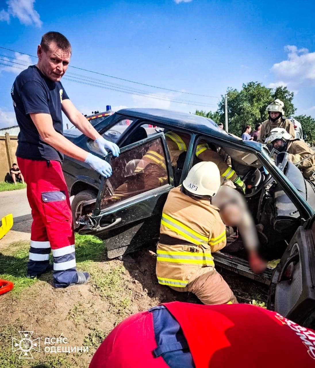 ДТП на Одещині: рятувальники деблокували двох чоловіків після зіткнення з електроопорою