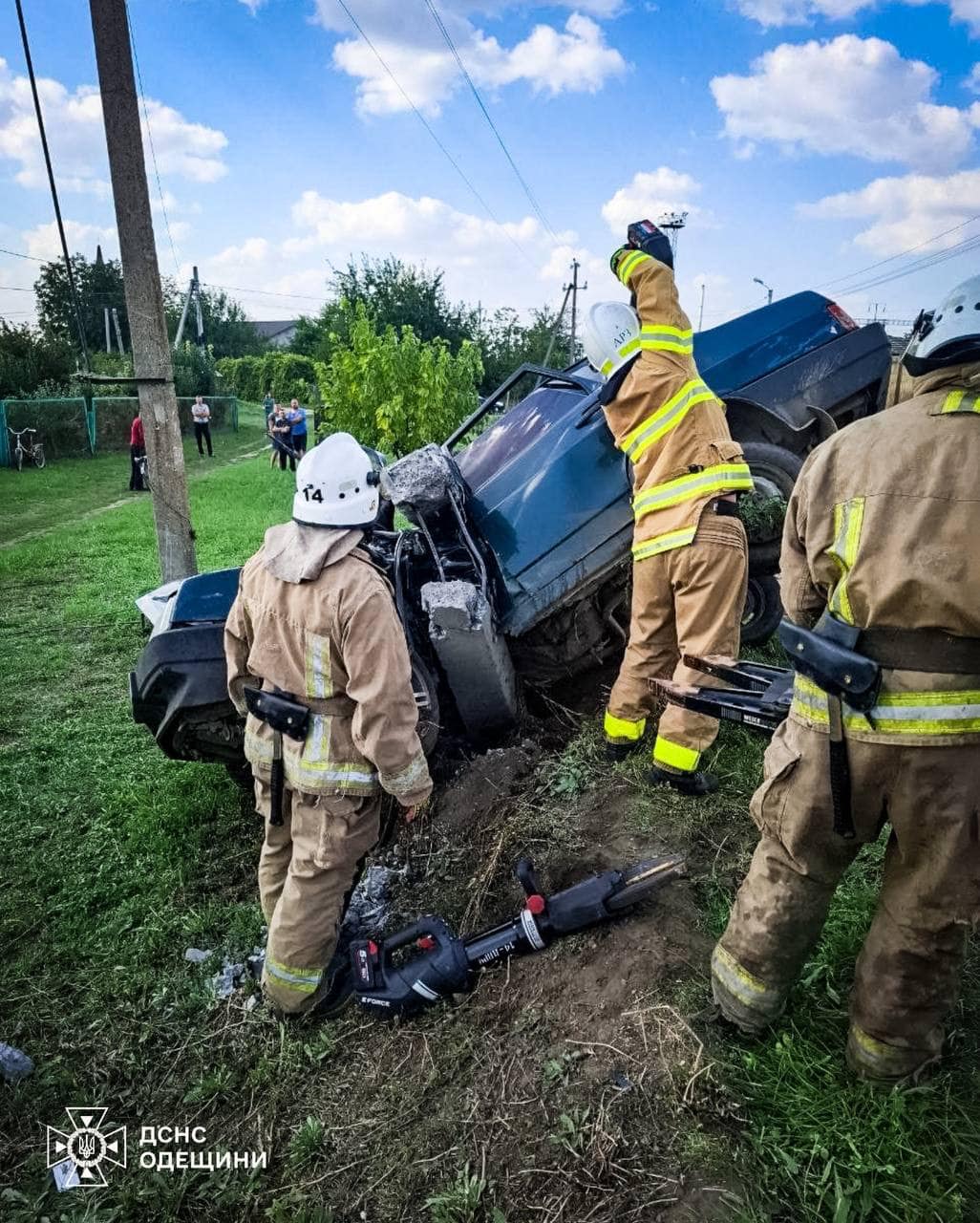 ДТП на Одещині: рятувальники деблокували двох чоловіків після зіткнення з електроопорою