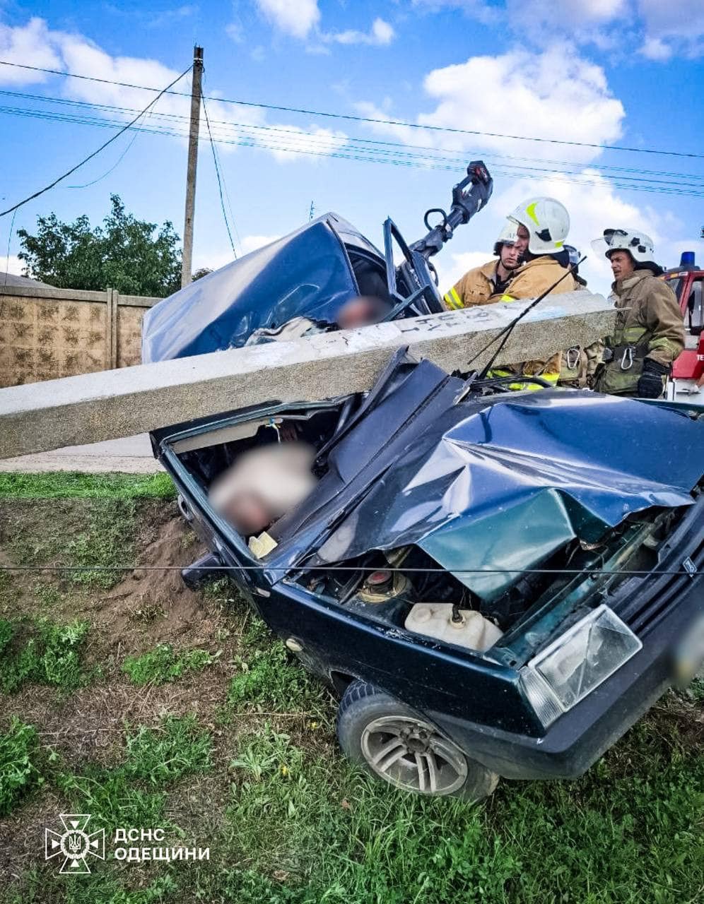 ДТП на Одещині: рятувальники деблокували двох чоловіків після зіткнення з електроопорою