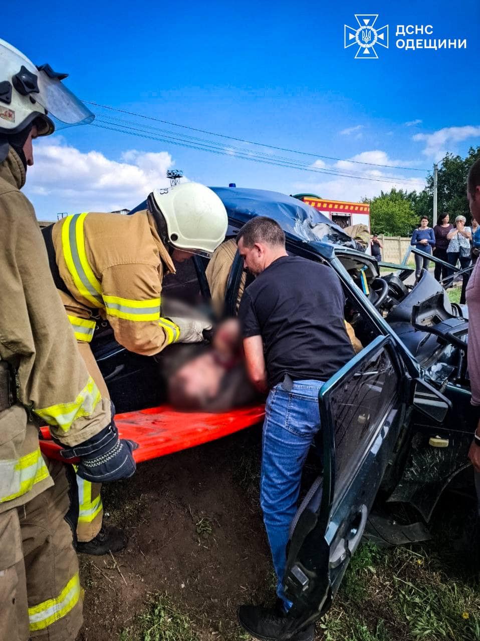 ДТП на Одещині: рятувальники деблокували двох чоловіків після зіткнення з електроопорою