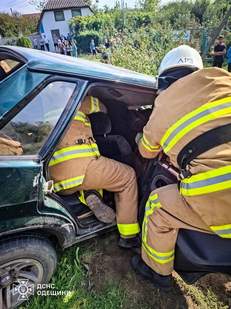 ДТП на Одещині: рятувальники деблокували двох чоловіків після зіткнення з електроопорою