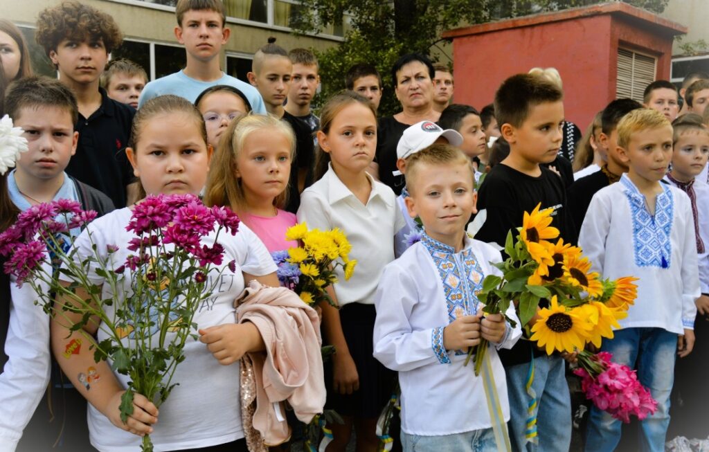 У рідній школі загиблого 24-річного захисника з Аккермана Володимира Бородовського відкрили меморіальну дошку