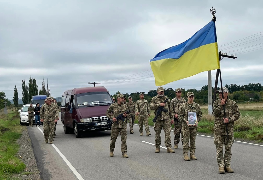 Теплицька громада навколішках віддала останню шану загиблому Герою Вадиму Шевцову