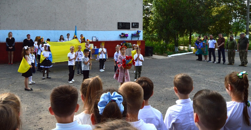 У рідній школі загиблого 24-річного захисника з Аккермана Володимира Бородовського відкрили меморіальну дошку