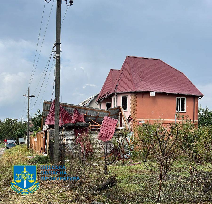 Пошкоджено щонайменше 13 приватних будинків - наслідки ракетної атаки по Одещині (фото)