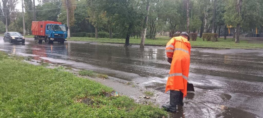 Одесу накрила потужна злива: затоплені автомобілі, магазини та будинки