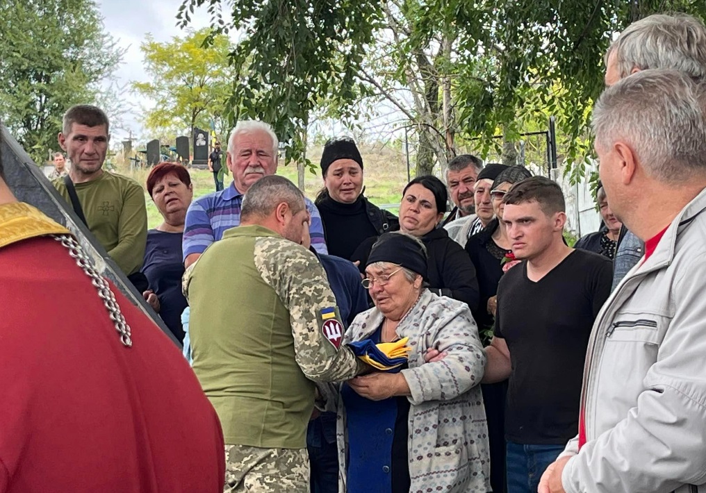 Теплицька громада навколішках віддала останню шану загиблому Герою Вадиму Шевцову