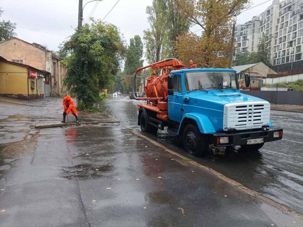 Одесу накрила потужна злива: затоплені автомобілі, магазини та будинки