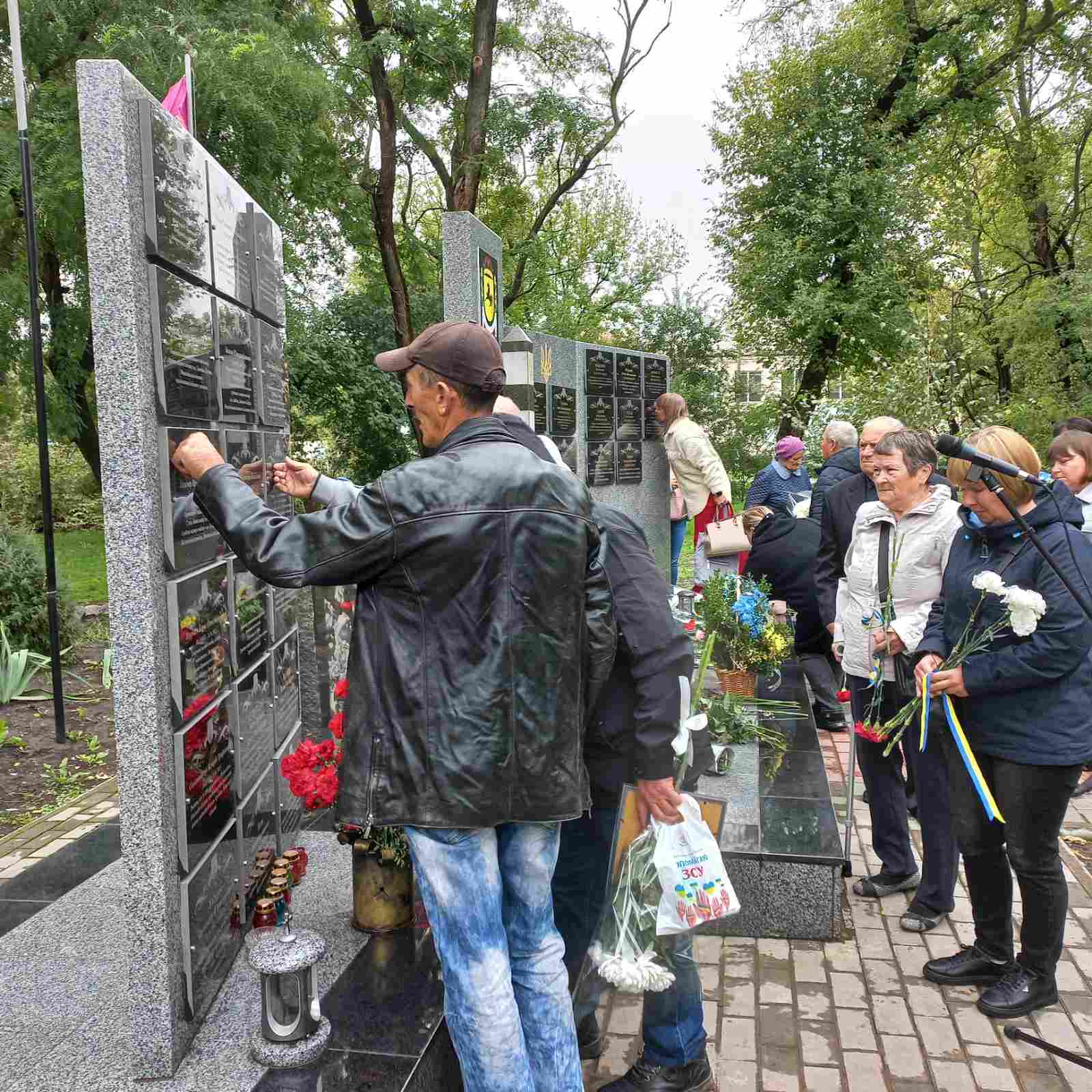 Меморіальна дошка Герою: у Тарутиному вшанували пам'ять Рустама Хамраєва