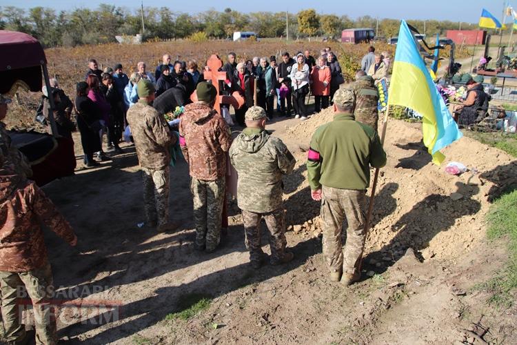 Болградська громада провела в останню путь свого земляка-Захисника України Євгена Манолова