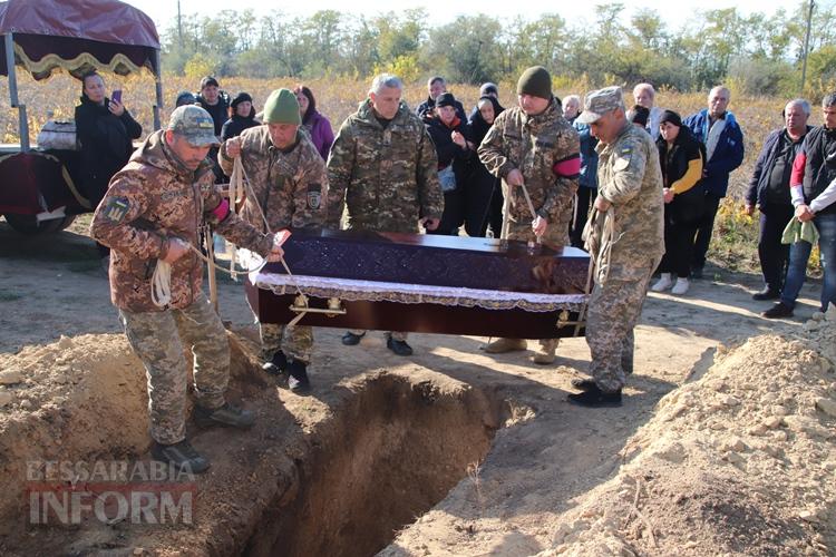 Болградська громада провела в останню путь свого земляка-Захисника України Євгена Манолова