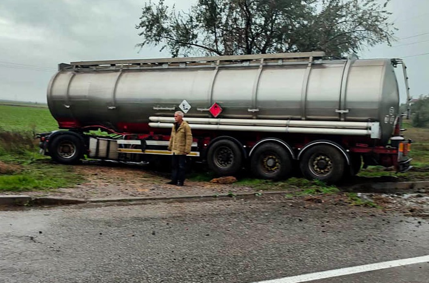 Біля Татарбунарів з дороги знесло фуру: на допомогу водієві прийшли нацгвардійці