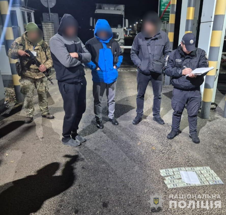 Під причепом вантажівки до Молдови: на Одещині викрили схему незаконного переправлення чоловіків за кордон далекобійником