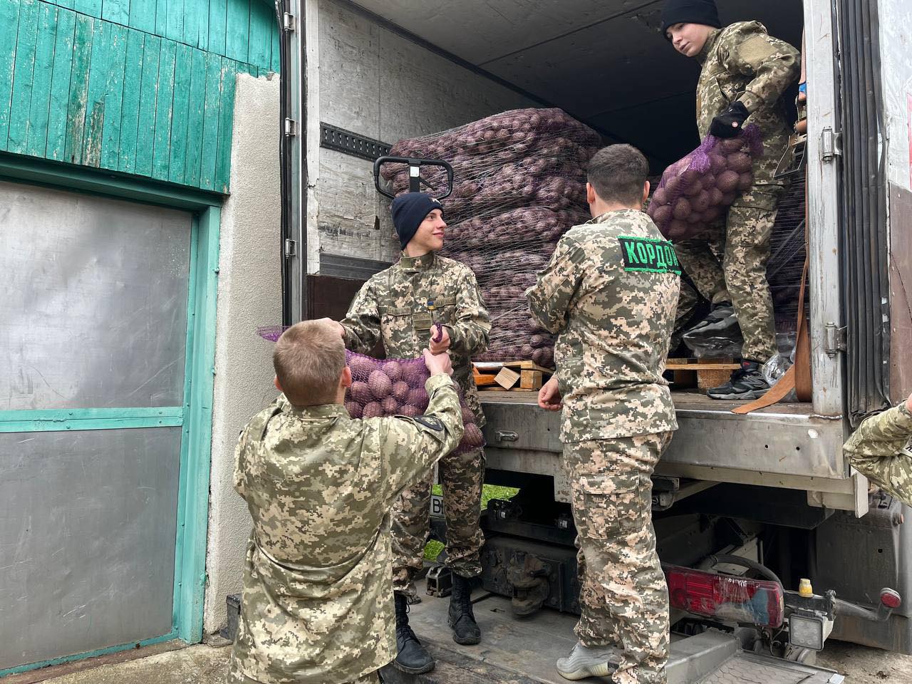 У селі Болградського району старшокласники допомагають жіночому монастирю