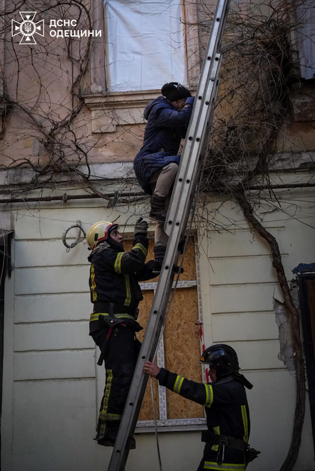 Раптовий обвал будинку, що постраждав від ворожої атаки в Одесі, заблокував трьох жінок