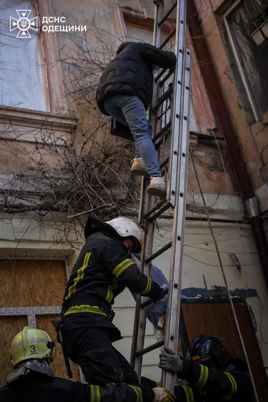 Раптовий обвал будинку, що постраждав від ворожої атаки в Одесі, заблокував трьох жінок