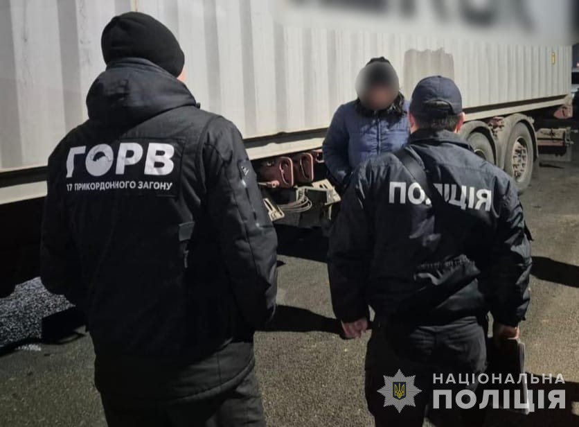 Під причепом вантажівки до Молдови: на Одещині викрили схему незаконного переправлення чоловіків за кордон далекобійником