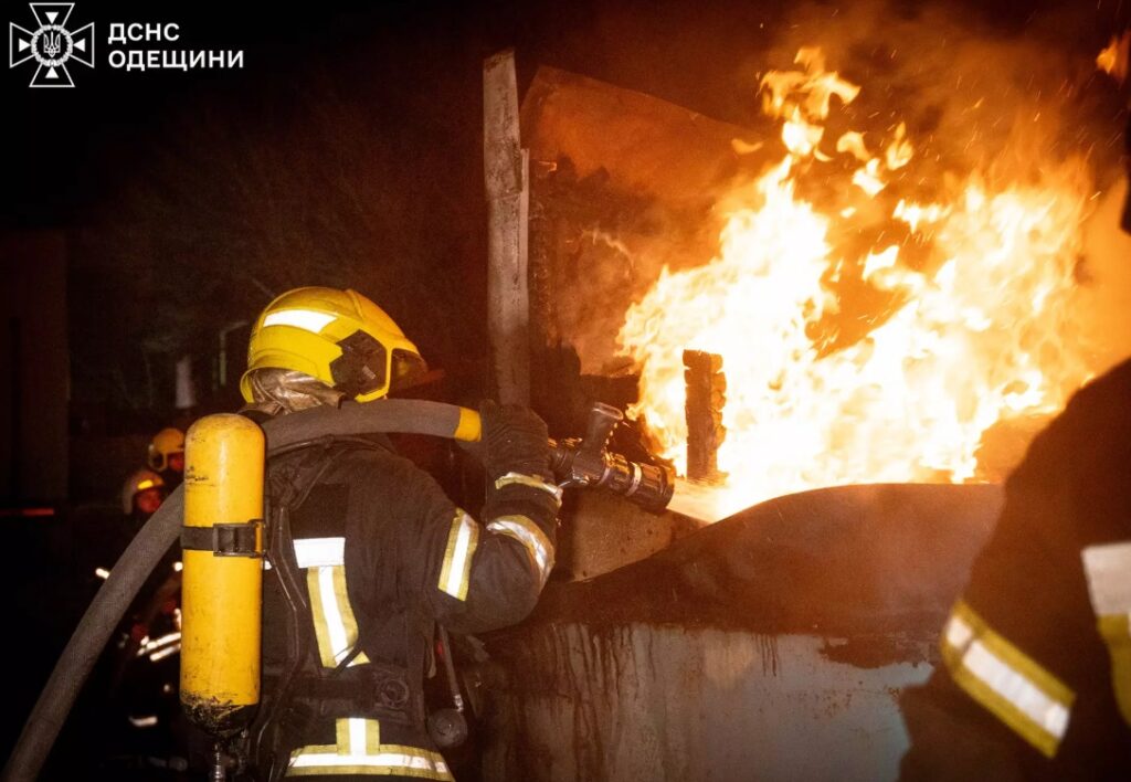 В Одесі сталася масштабна пожежа у складських приміщеннях: рятувальники боролися з вогнем близько двох годин