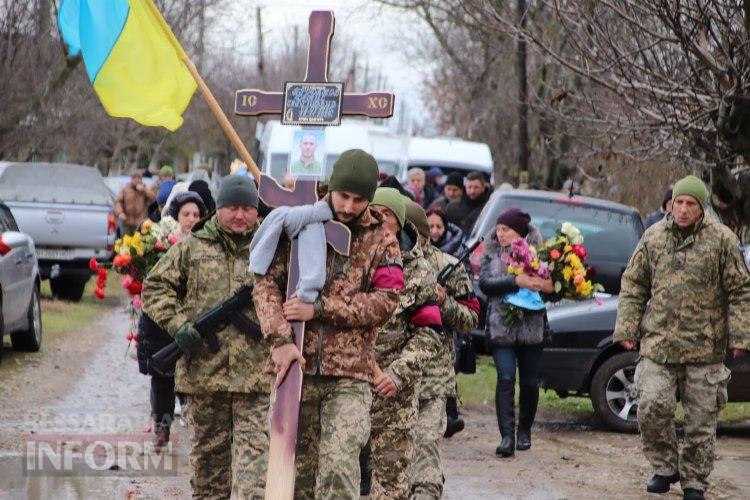 Шлях відваги: Болградська громада провела в останню путь воїна з Арцижчини Дениса Проданова