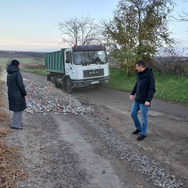 В Бессарабській громаді мешканці простими методами вирішують проблему ремонту проїзних доріг