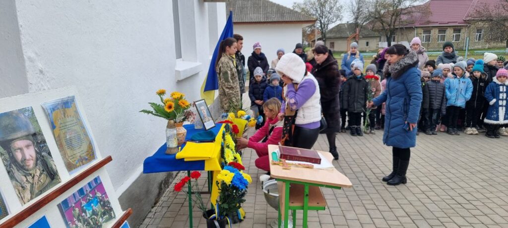 Мріяв про мирну Україну: на Ізмаїльщині відкрили меморіальну дошку на честь 26-річного Героя Івана Приходцева