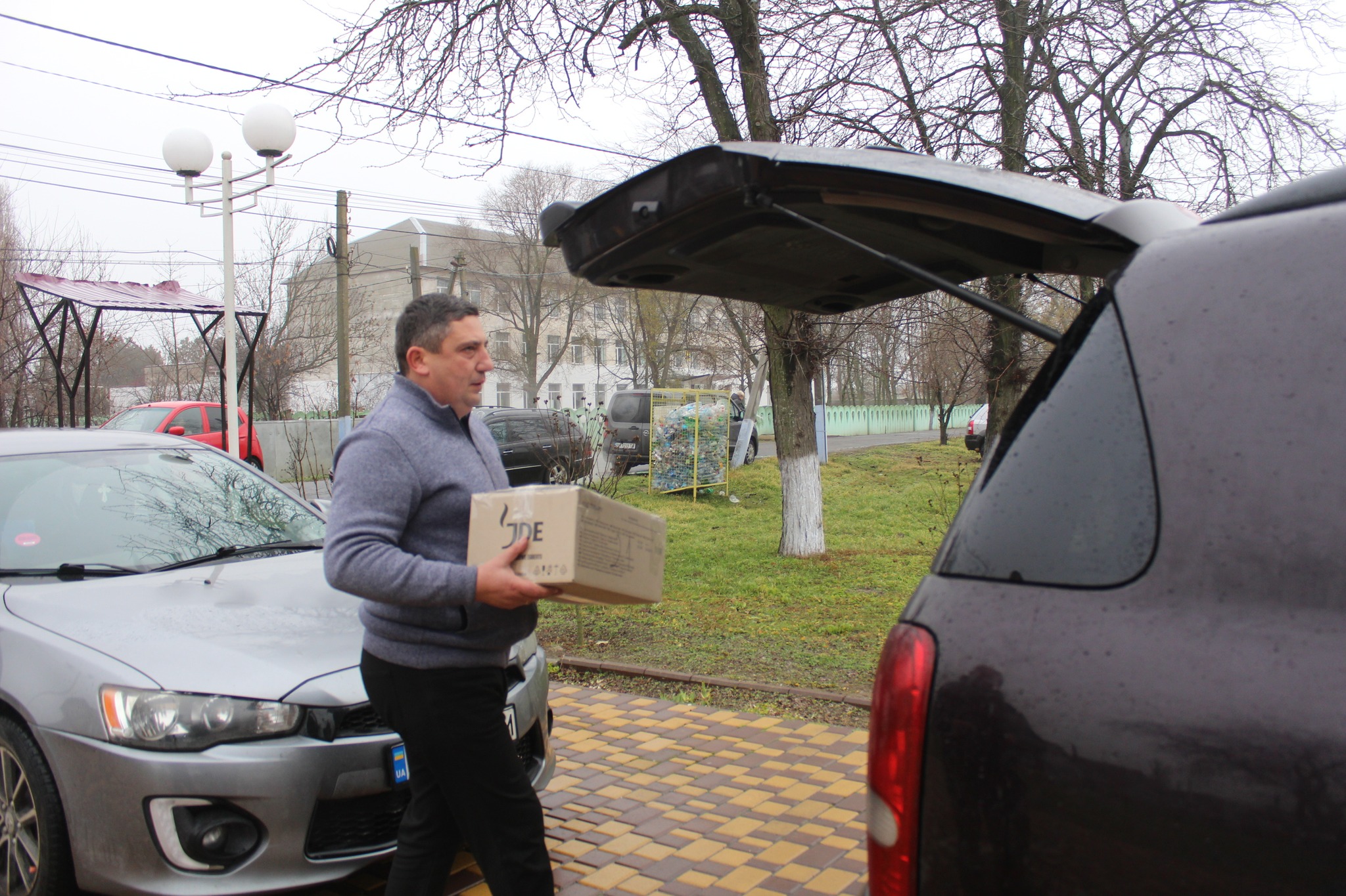 Плюс один: мешканці Саф'янівської громади передали на фронт чергову автівку