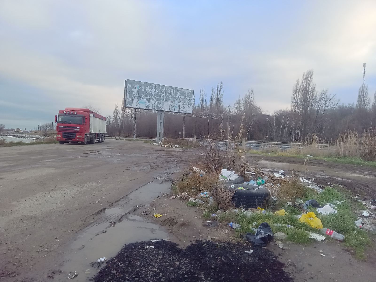 Далекобійники вздовж берега лиману на Одещині влаштували смітник