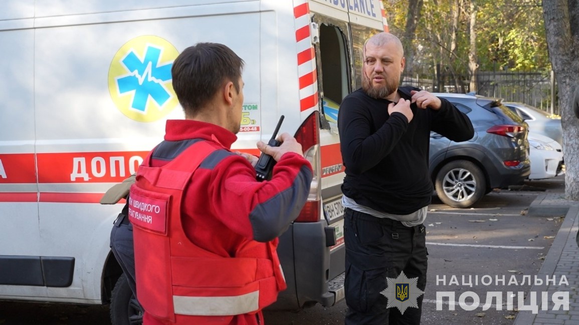 Поліцейський, який врятував двох важкопоранених людей після ракетного удару по Одесі, напередодні Різдва провідав врятовану жінку