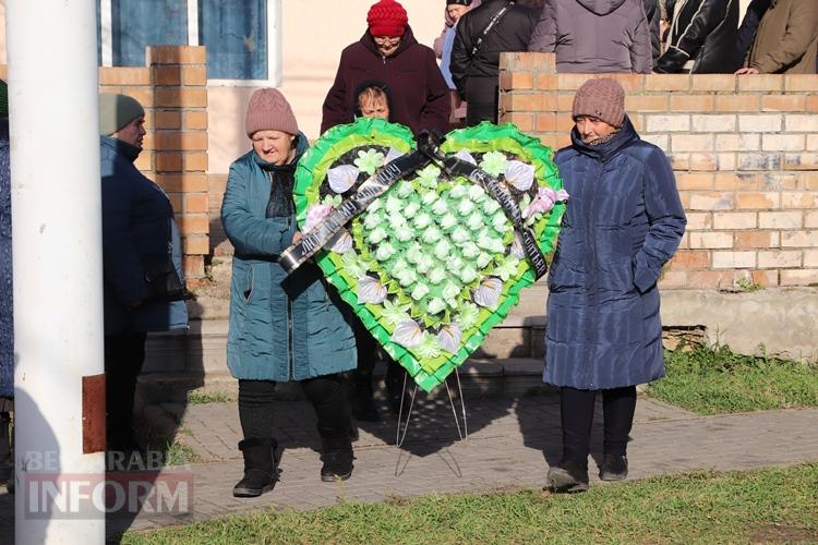 «Він так мріяв придбати будинок для матусі»: Болградська громада провела в останню путь захисника Володимира Малакчі