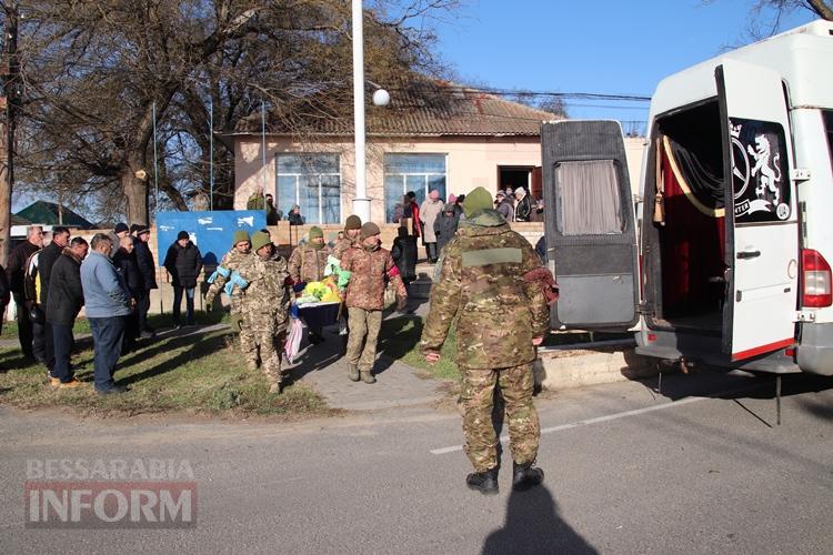 «Він так мріяв придбати будинок для матусі»: Болградська громада провела в останню путь захисника Володимира Малакчі