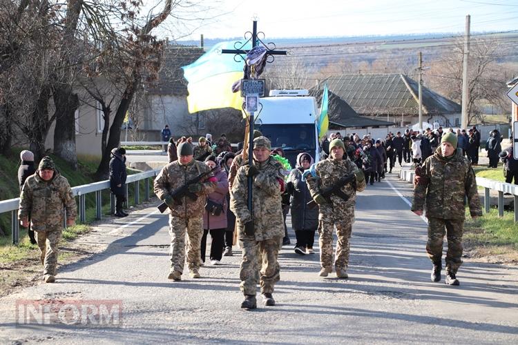 «Він так мріяв придбати будинок для матусі»: Болградська громада провела в останню путь захисника Володимира Малакчі