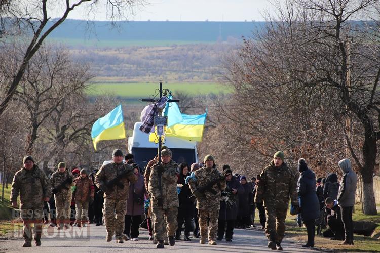 «Він так мріяв придбати будинок для матусі»: Болградська громада провела в останню путь захисника Володимира Малакчі