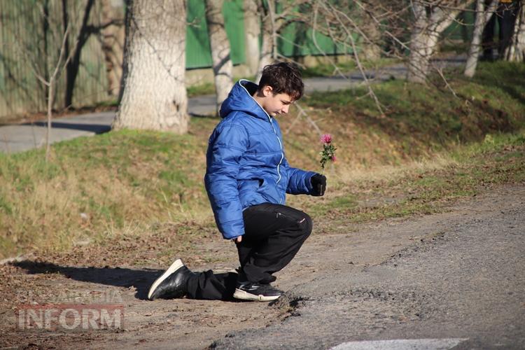 «Він так мріяв придбати будинок для матусі»: Болградська громада провела в останню путь захисника Володимира Малакчі