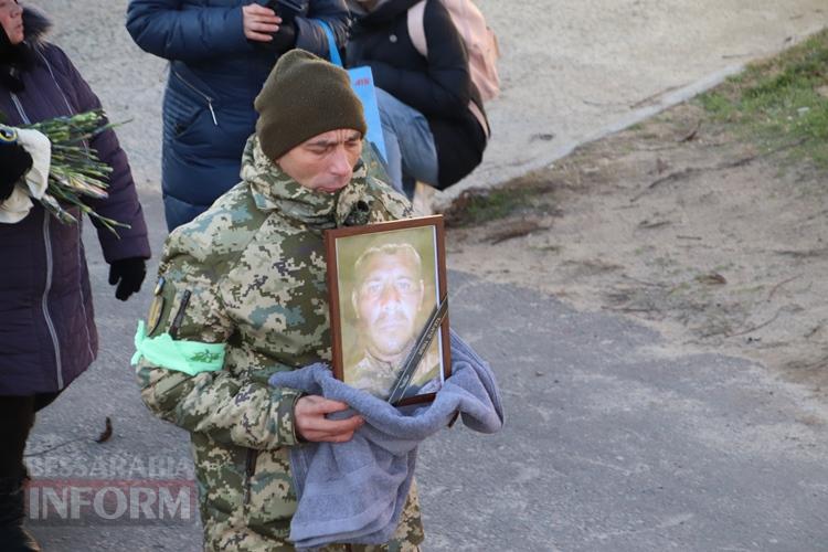 «Він так мріяв придбати будинок для матусі»: Болградська громада провела в останню путь захисника Володимира Малакчі