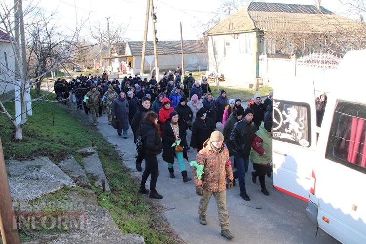 «Він так мріяв придбати будинок для матусі»: Болградська громада провела в останню путь захисника Володимира Малакчі