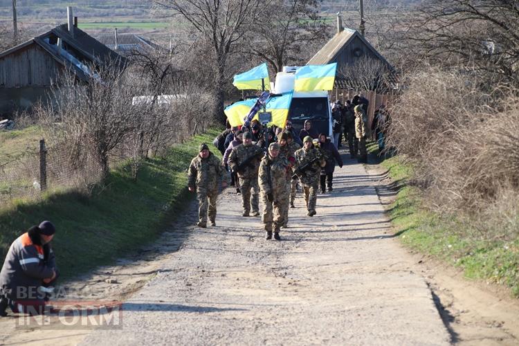 «Він так мріяв придбати будинок для матусі»: Болградська громада провела в останню путь захисника Володимира Малакчі