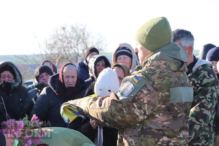 «Він так мріяв придбати будинок для матусі»: Болградська громада провела в останню путь захисника Володимира Малакчі