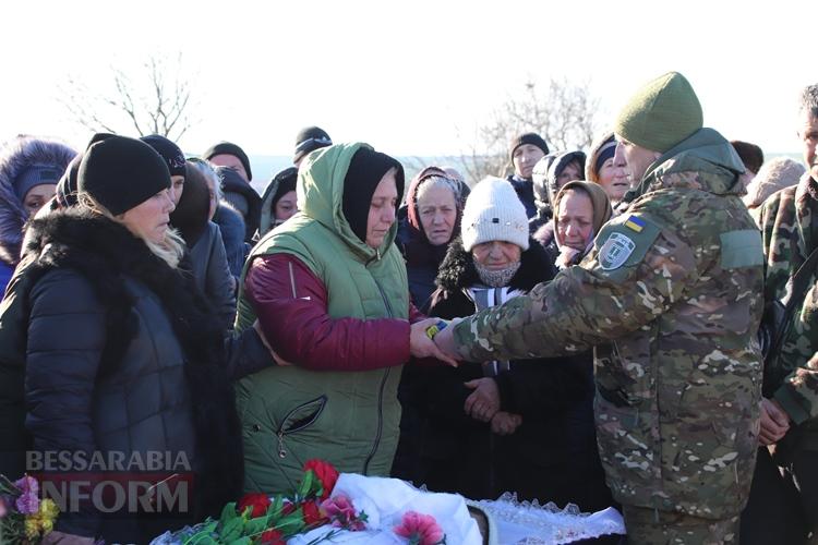 «Він так мріяв придбати будинок для матусі»: Болградська громада провела в останню путь захисника Володимира Малакчі