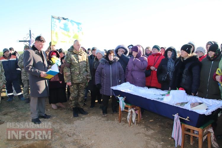 «Він так мріяв придбати будинок для матусі»: Болградська громада провела в останню путь захисника Володимира Малакчі