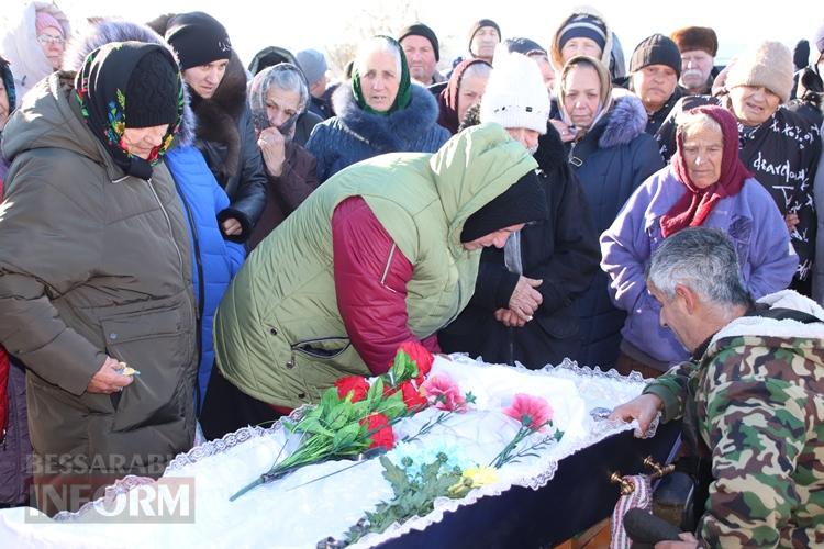 «Він так мріяв придбати будинок для матусі»: Болградська громада провела в останню путь захисника Володимира Малакчі