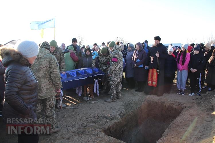 «Він так мріяв придбати будинок для матусі»: Болградська громада провела в останню путь захисника Володимира Малакчі